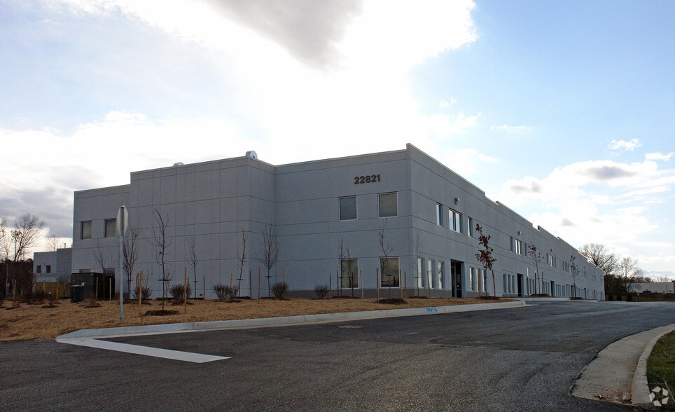 22821 Silverbrook Center Dr, Sterling, VA for lease - Building Photo - Image 3 of 10