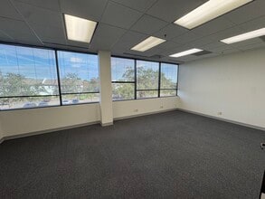 11300 4th St N, Saint Petersburg, FL à louer Photo intérieure- Image 2 de 4