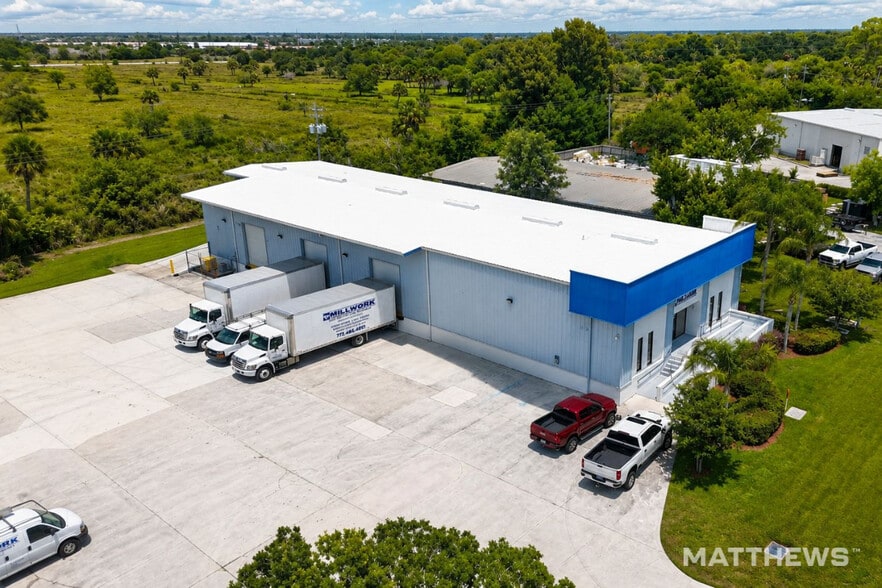 7328 Commercial Cir, Fort Pierce, FL for lease - Building Photo - Image 1 of 3