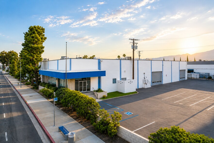 6909 E Washington Blvd, Montebello, CA à louer - Photo du bâtiment - Image 2 de 15