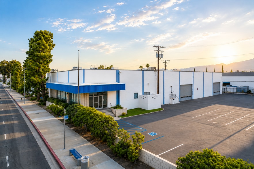 6909 E Washington Blvd, Montebello, CA à louer - Photo du bâtiment - Image 2 de 15