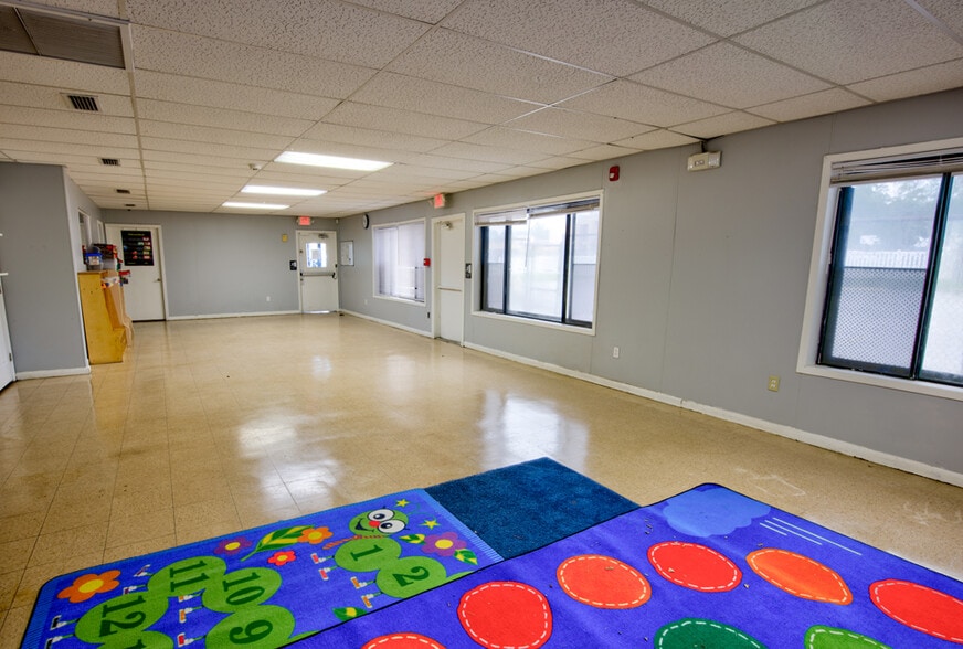 6902 Lillian Rd, Jacksonville, FL for sale - Interior Photo - Image 3 of 9