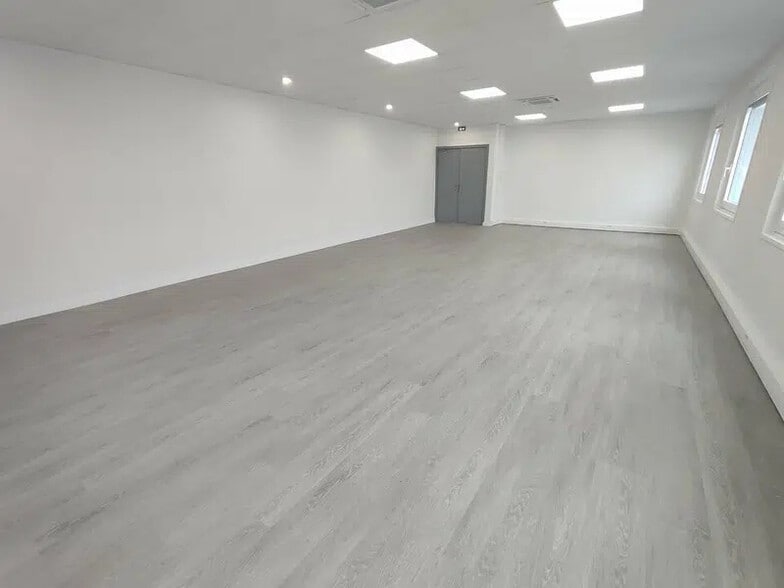 Office in Saint-Quentin-Fallavier for sale - Interior Photo - Image 3 of 7