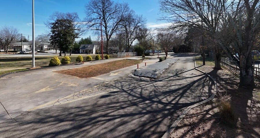 943 Jesse Jewell Pky, Gainesville, GA à vendre - Photo du bâtiment - Image 3 de 6