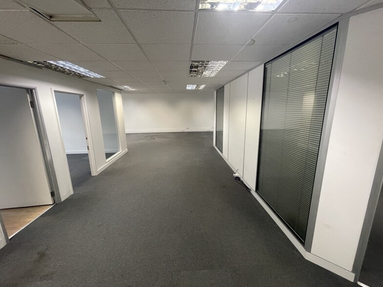 Oakcroft Rd, Chessington à louer - Photo du bâtiment - Image 1 de 5