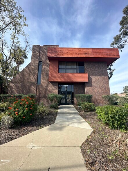17851 17th St, Tustin, CA à louer - Photo du bâtiment - Image 1 de 5