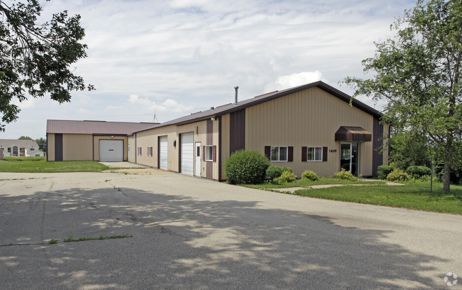 1609 W Madison Ave, Fort Atkinson, WI for sale - Primary Photo - Image 1 of 1