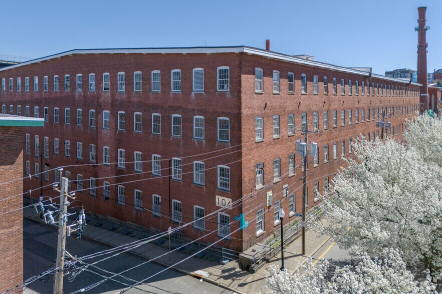 104 Anawan St, Fall River, MA à louer - Photo du bâtiment - Image 2 de 14
