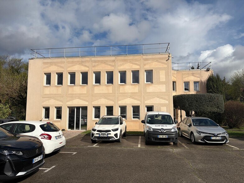 2036 Chemin De Saint Lambert, La Penne-sur-Huveaune à louer - Photo du bâtiment - Image 2 de 5