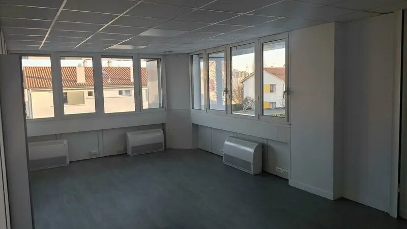 2-4 Rue Du Colonnel Chambonnet, Bron à louer - Photo intérieure - Image 2 de 7