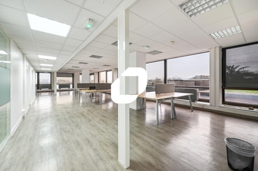 Office in Saint-Cloud for lease - Interior Photo - Image 3 of 14
