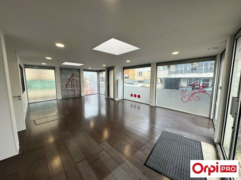 Retail in Morangis for lease - Interior Photo - Image 3 of 6