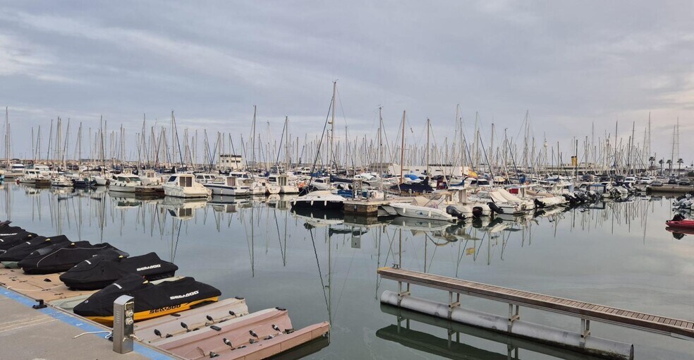 Commerce de détail dans Vilanova i la Geltrú, Barcelona à louer - Photo du bâtiment - Image 3 de 13