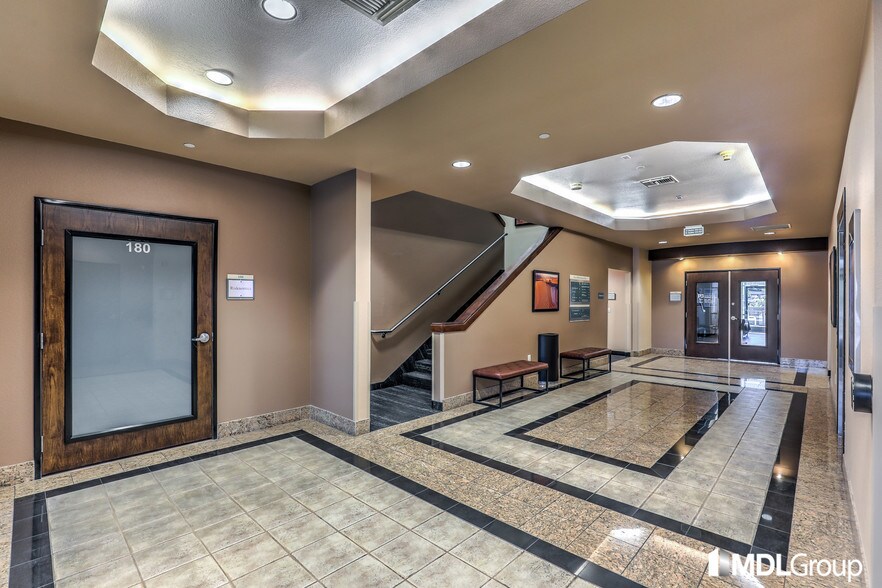 880 Seven Hills Dr, Henderson, NV à louer - Hall d’entrée - Image 3 de 10