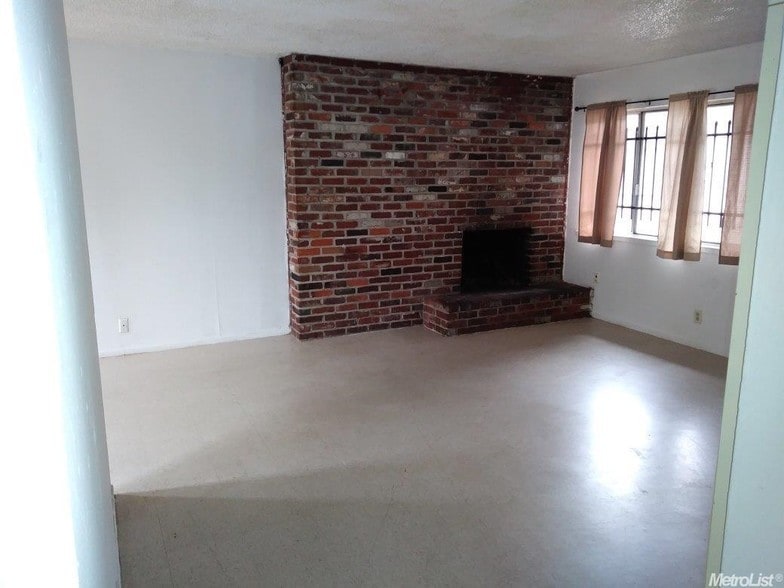 8120 Tam O Shanter Dr, Stockton, CA à vendre - Photo du bâtiment - Image 3 de 11