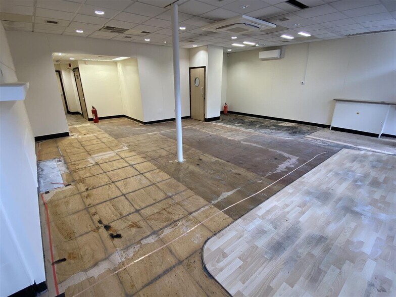 50-50A Queens Rd, Buckhurst Hill à louer - Photo du bâtiment - Image 3 de 7