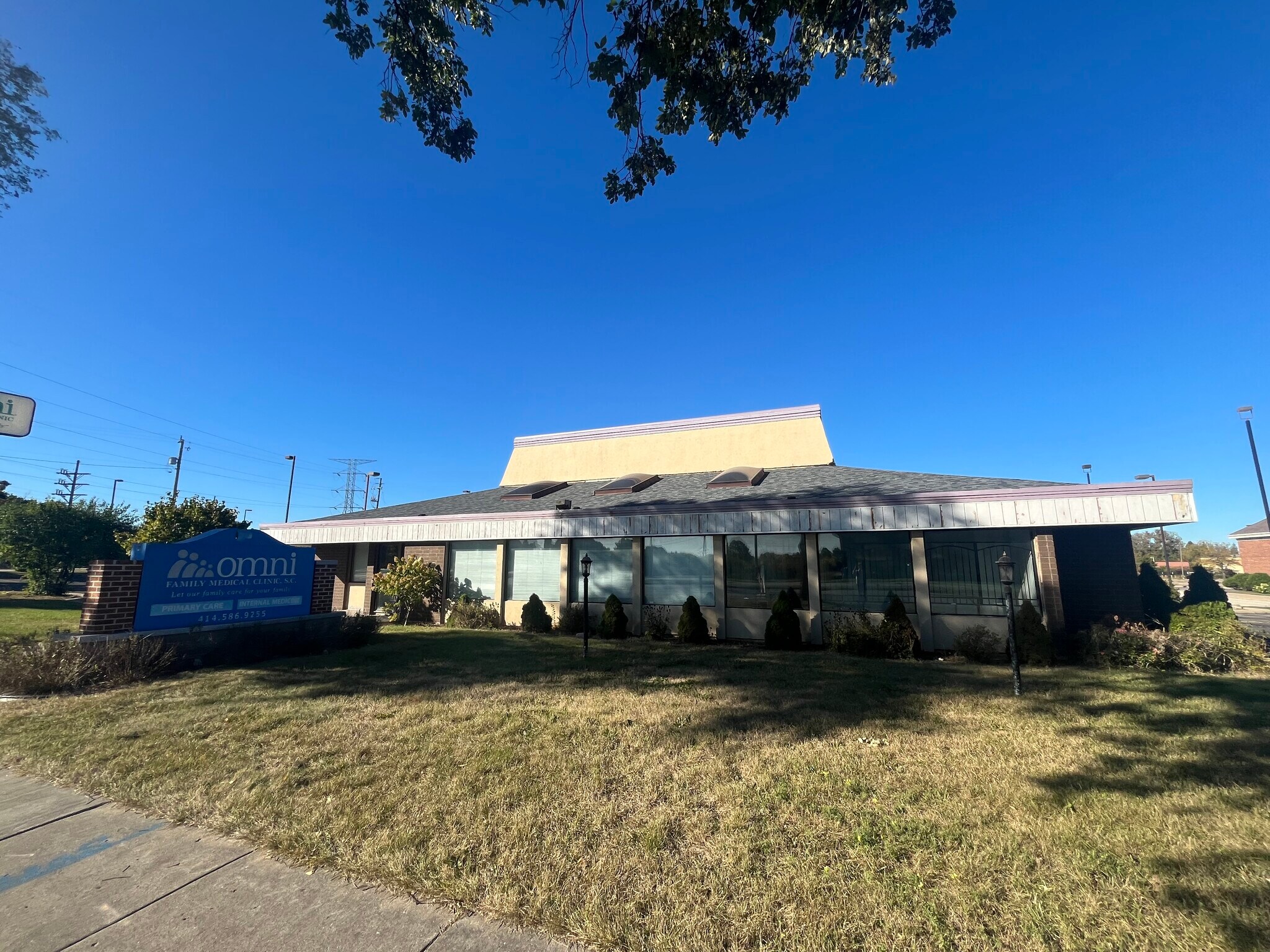 7810 W Good Hope Rd, Milwaukee, WI à louer Photo du bâtiment- Image 1 de 2