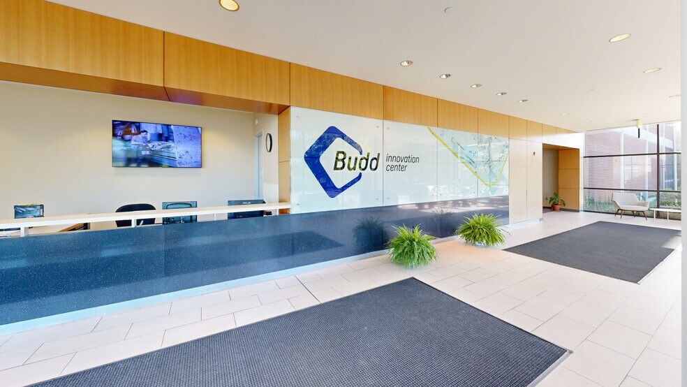 2450 W Hunting Park Ave, Philadelphia, PA à louer - Numérisation 3D de Matterport - Image 2 de 31