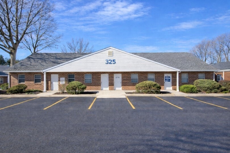 325 E Main St, Smithtown, NY 11787 - Unité 4 -  - Photo intérieure - Image 1 of 4