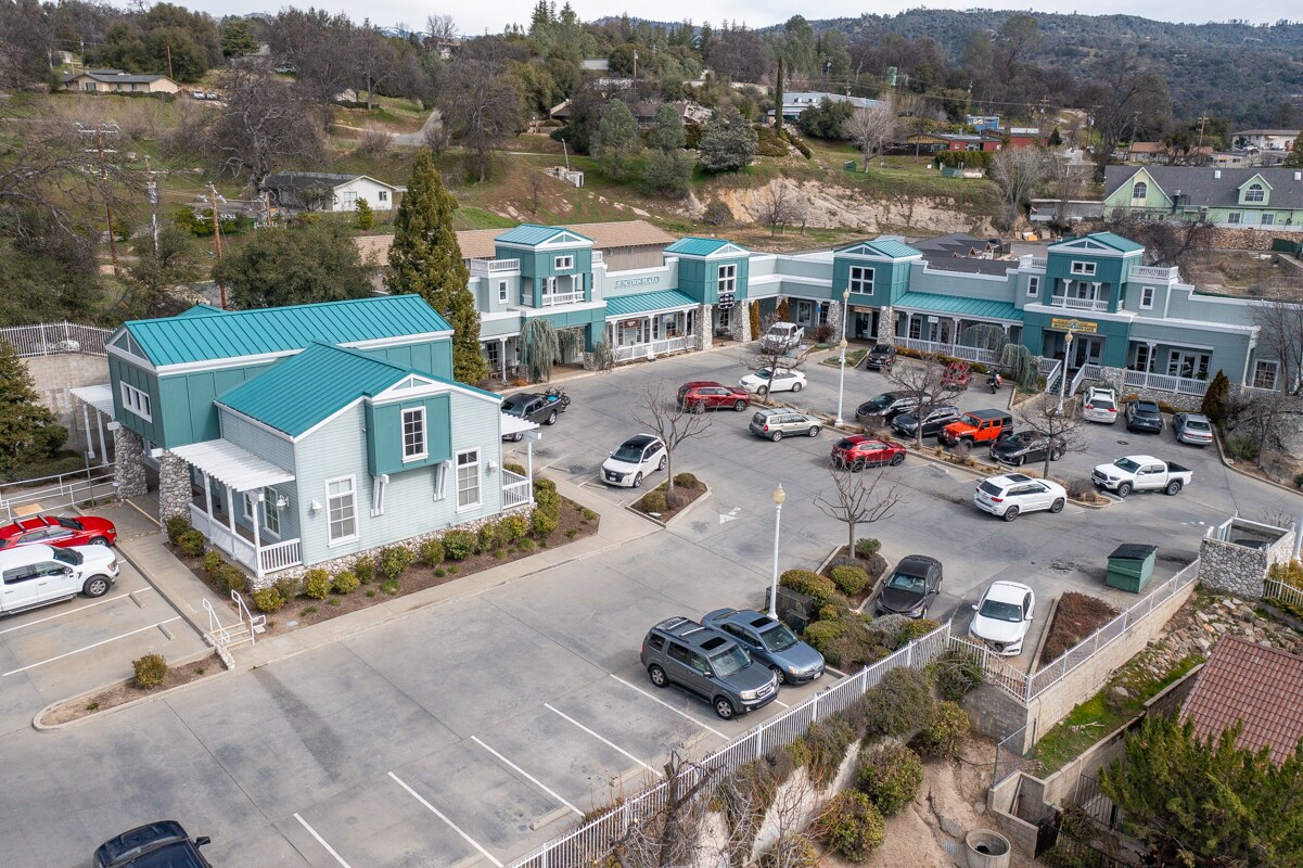 40282 Highway 41, Oakhurst, CA à vendre Photo du bâtiment- Image 1 de 33