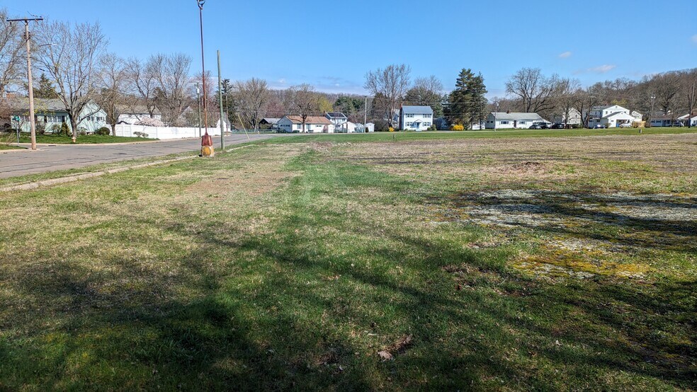 26 Plaza Dr, Manchester, CT à vendre - Photo du bâtiment - Image 3 de 3