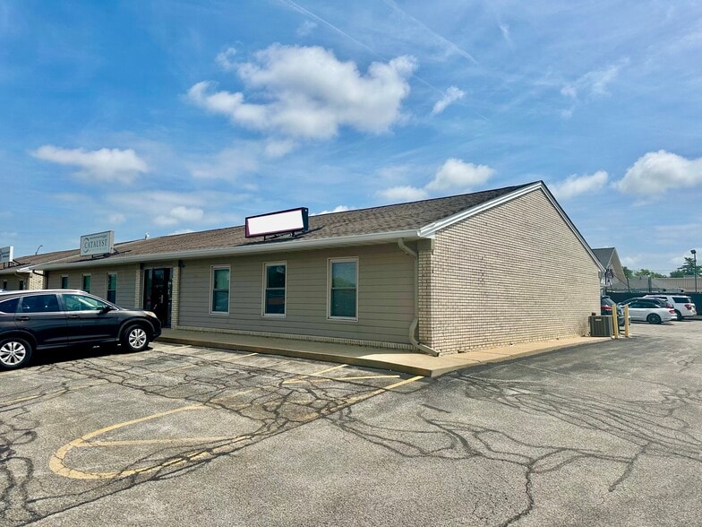 202 S Eldorado Rd, Bloomington, IL for lease - Building Photo - Image 2 of 15