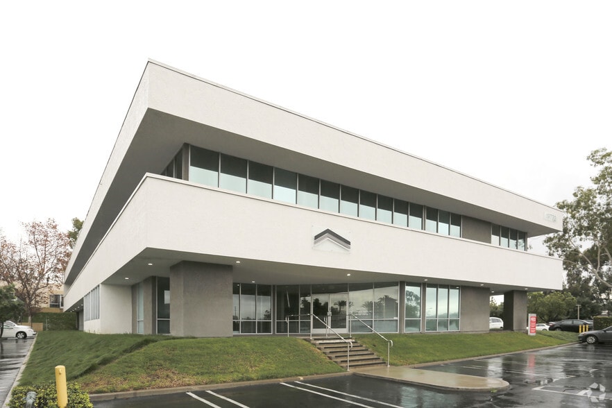 19772 MacArthur Blvd, Irvine, CA à louer - Photo du bâtiment - Image 3 de 28