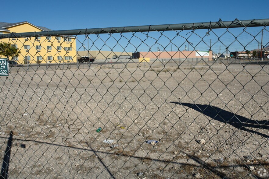 N Nellis Blvd, Las Vegas, NV à louer - Photo du bâtiment - Image 2 de 4
