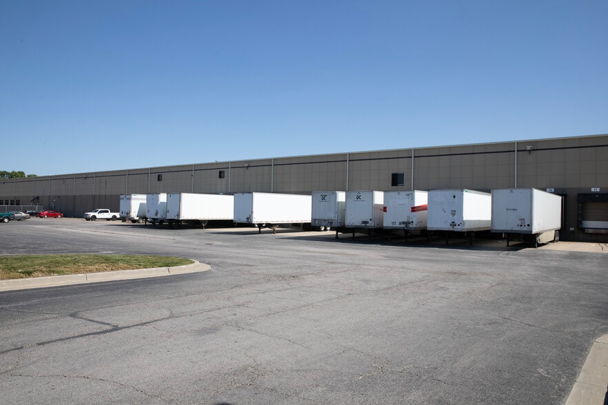 1000-1010 N Century Dr, Kansas City, MO for lease - Building Photo - Image 3 of 5