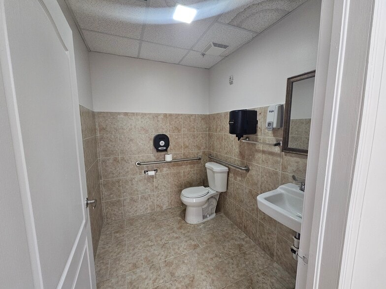 3408 W 84th St, Hialeah, FL for lease - Interior Photo - Image 3 of 15