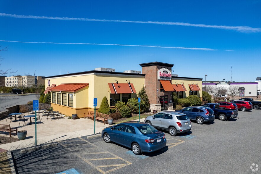 10 Plaza Way, Plymouth, MA à vendre - Photo du bâtiment - Image 2 de 5