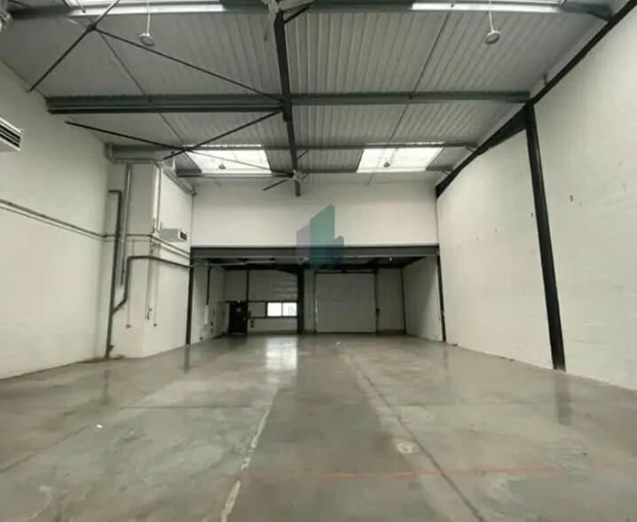 Flex in Villeneuve-la-Garenne for lease - Interior Photo - Image 2 of 6