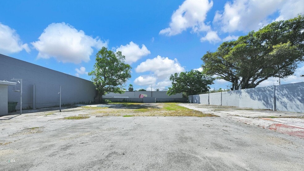 1074 NW 22nd St, Miami, FL for lease - Building Photo - Image 2 of 3