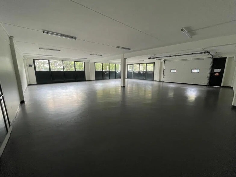 Flex in Herblay-sur-Seine for lease - Interior Photo - Image 2 of 9