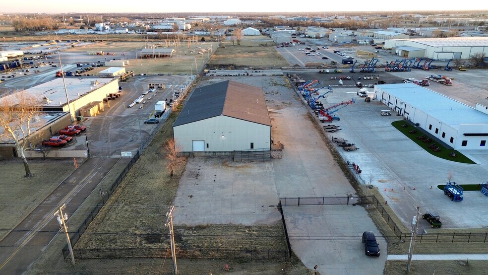 9600 NW 10th St, Oklahoma City, OK à louer - Photo du bâtiment - Image 2 de 10