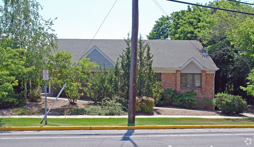 633 B Main St, Riverhead, NY à louer - Photo principale - Image 1 de 2