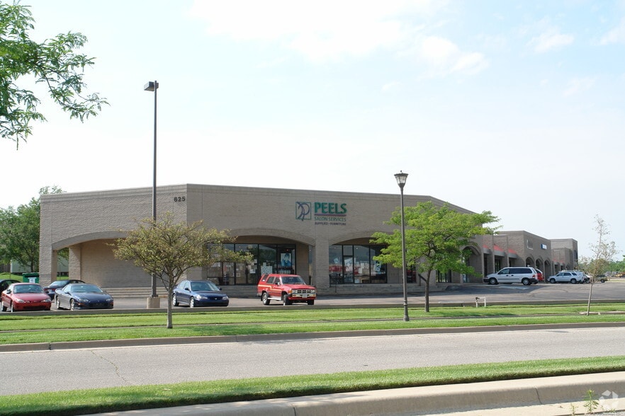 625 N Carriage Pky, Wichita, KS for sale - Primary Photo - Image 1 of 14