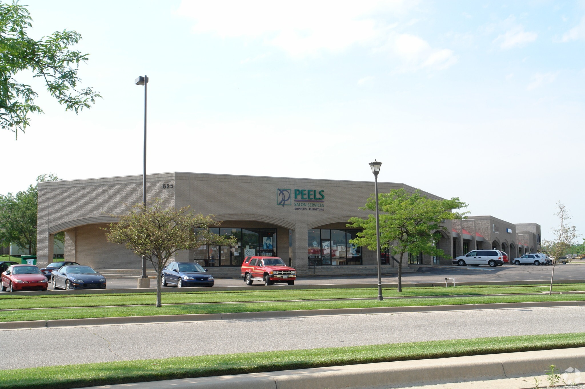 625 N Carriage Pky, Wichita, KS for sale Primary Photo- Image 1 of 15