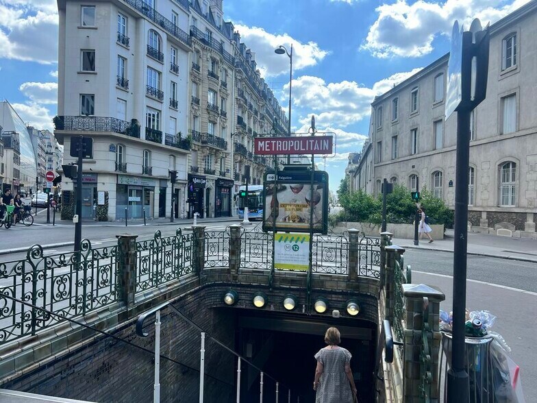 Retail in Paris for lease - Building Photo - Image 2 of 8