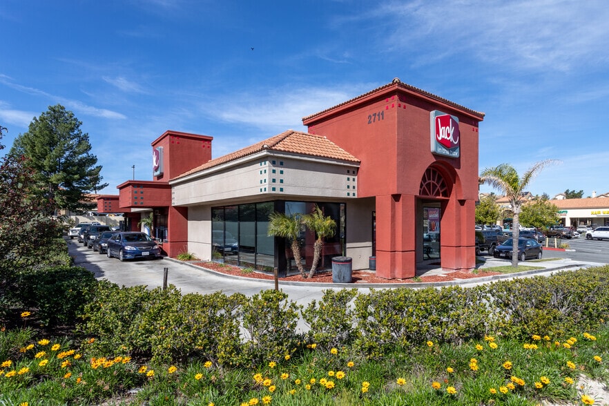 2711 Green River Rd, Corona, CA for lease - Primary Photo - Image 1 of 5