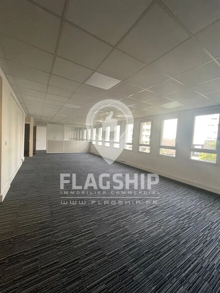 Office in Clichy for lease - Interior Photo - Image 2 of 7