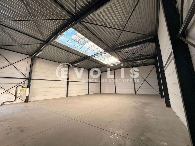 Flex in Tourcoing for lease - Interior Photo - Image 3 of 7