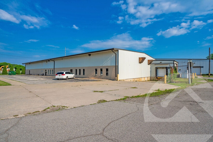 3- Building Campus portfolio of 3 properties for sale on LoopNet.ca - Primary Photo - Image 3 of 4