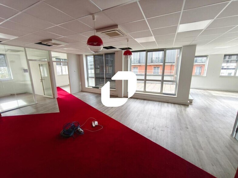 Office in Neuilly-Plaisance for lease - Interior Photo - Image 1 of 8
