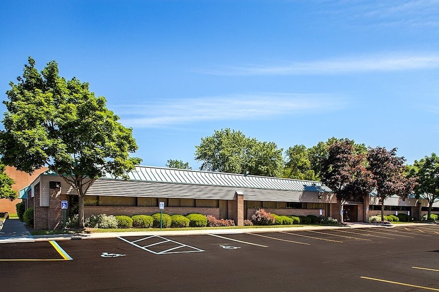 20270 Middlebelt Rd, Livonia, MI à louer - Photo du bâtiment - Image 3 de 10