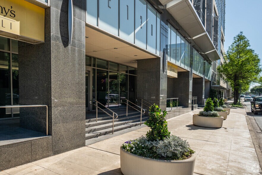 2130 W Holcombe Blvd, Houston, TX à louer - Photo du bâtiment - Image 2 de 10