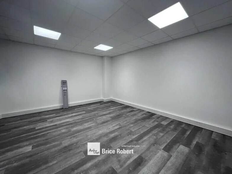 Office in Vaulx-en-Velin for lease - Interior Photo - Image 3 of 4