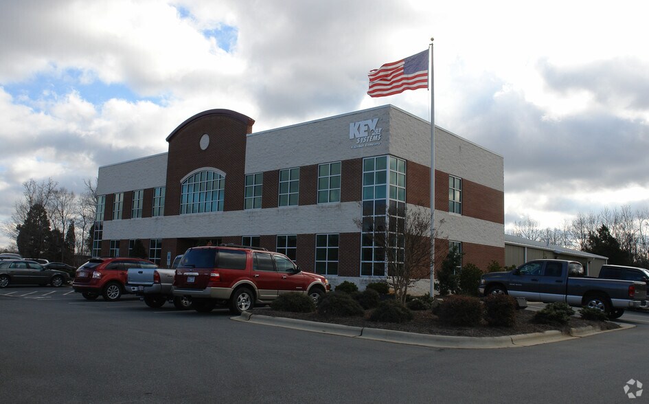 5679 Harrisburg Industrial Par Dr, Harrisburg, NC à louer - Photo du bâtiment - Image 2 de 2