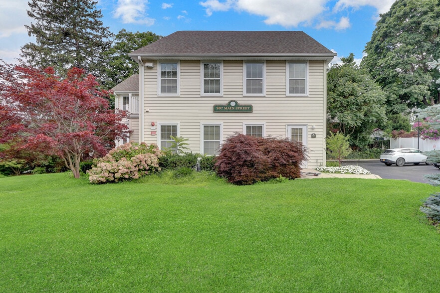 907 Main St, Port Jefferson, NY for lease - Building Photo - Image 2 of 16