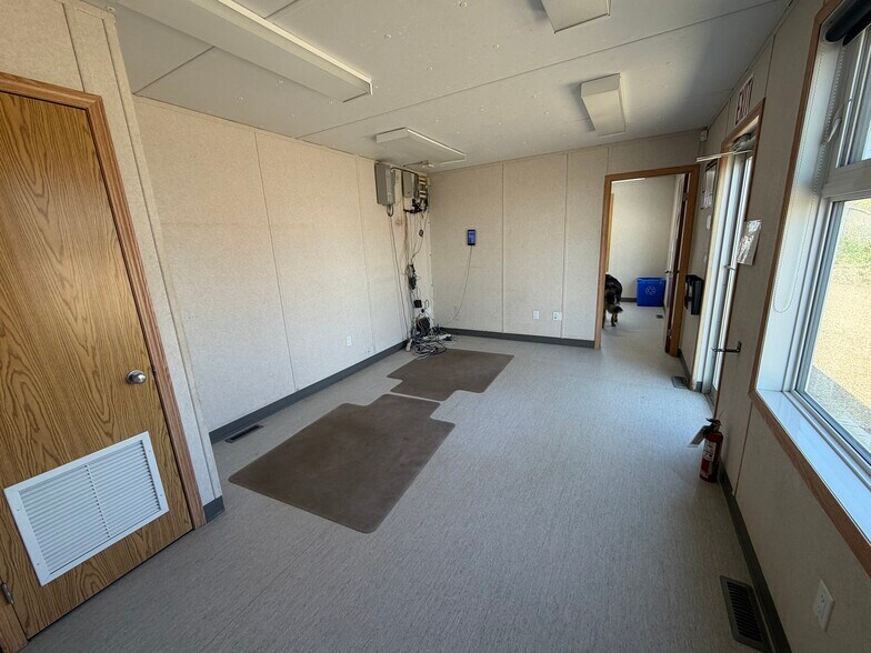 11 & 13 - 27123 Highway 597, Blackfalds, AB à vendre - Photo du bâtiment - Image 3 de 17